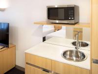 Mercure Sydney Macquarie Park的厨房或小厨房