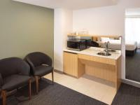 Mercure Sydney Macquarie Park的厨房或小厨房