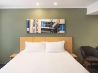 Mercure Sydney Macquarie Park客房内的一张或多张床位