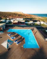 Kalbarri Red Bluff Tourist Park内部或周边的泳池