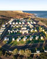 卡尔巴里Kalbarri Red Bluff Tourist Park的海洋旁度假村的空中景观