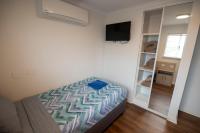 Kalbarri Red Bluff Tourist Park客房内的一张或多张床位