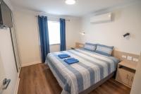 Kalbarri Red Bluff Tourist Park客房内的一张或多张床位