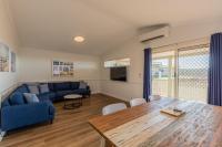 Kalbarri Red Bluff Tourist Park的电视和&#47;或娱乐中心