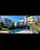 Mathias Airport Residences & Therme-Self Check-in内部或周边的泳池