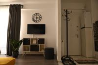 Mathias Airport Residences & Therme-Self Check-in的电视和/或娱乐中心