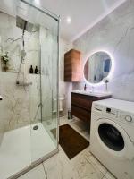 尼斯Cœur d&#39;Azur Appartement的配有洗衣机和淋浴的浴室