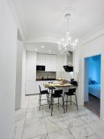 尼斯Cœur d&#39;Azur Appartement的配有桌椅的厨房和餐厅