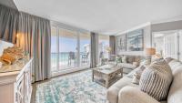 德斯坦St Maarten 907 a Newly Renovated Luxury Beach Front 3 Bedroom 9th Floor Private Elevator的带沙发和桌子的客厅
