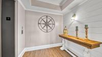 德斯坦St Maarten 907 a Newly Renovated Luxury Beach Front 3 Bedroom 9th Floor Private Elevator的走廊设有白色的墙壁和木架