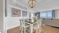 德斯坦St Maarten 907 a Newly Renovated Luxury Beach Front 3 Bedroom 9th Floor Private Elevator的一间带桌椅的餐厅和客厅