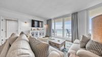 德斯坦St Maarten 907 a Newly Renovated Luxury Beach Front 3 Bedroom 9th Floor Private Elevator的带沙发的客厅，可欣赏海景