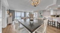 德斯坦St Maarten 907 a Newly Renovated Luxury Beach Front 3 Bedroom 9th Floor Private Elevator的带桌椅的餐厅和厨房