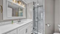 St Maarten 907 a Newly Renovated Luxury Beach Front 3 Bedroom 9th Floor Private Elevator的一间浴室