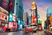 纽约Hyatt Regency Times Square的一条拥有许多高楼和标志的城市街道