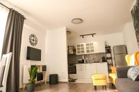 Mathias Airport Residences & Therme-Self Check-in的电视和/或娱乐中心