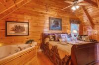 Solid Ground Lodge with Yard!客房内的一张或多张床位