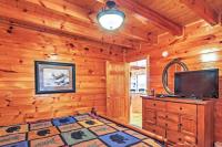 Solid Ground Lodge with Yard!的电视和&#47;或娱乐中心