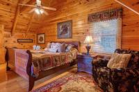 Solid Ground Lodge with Yard!客房内的一张或多张床位