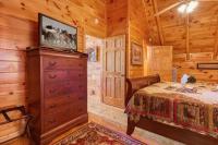 Solid Ground Lodge with Yard!的电视和&#47;或娱乐中心
