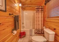 Solid Ground Lodge with Yard!的一间浴室