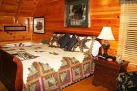 Solid Ground Lodge with Yard!客房内的一张或多张床位