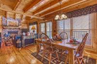 Solid Ground Lodge with Yard!平面图