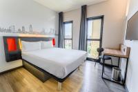 easyHotel Barcelona Fira客房内的一张或多张床位