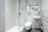 easyHotel Barcelona Fira的一间浴室