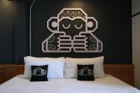 Blu Monkey Hub & Hotel Surat Thani客房内的一张或多张床位
