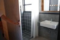 Blu Monkey Hub & Hotel Surat Thani的一间浴室