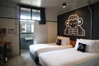 Blu Monkey Hub & Hotel Surat Thani客房内的一张或多张床位