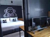 Blu Monkey Hub & Hotel Surat Thani客房内的一张或多张床位