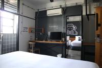 Blu Monkey Hub & Hotel Surat Thani客房内的一张或多张床位