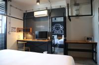 Blu Monkey Hub & Hotel Surat Thani客房内的一张或多张床位