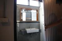 Blu Monkey Hub & Hotel Surat Thani的一间浴室