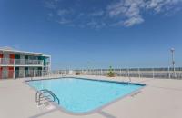 Fish Tales Boardwalk Inn &amp; Ocean Mecca Motel内部或周边的泳池