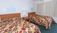 大洋城Fish Tales Boardwalk Inn &amp; Ocean Mecca Motel的一间酒店客房,房间内设有两张床