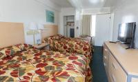 Fish Tales Boardwalk Inn &amp; Ocean Mecca Motel客房内的一张或多张床位