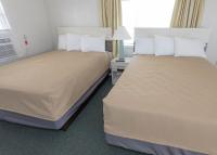 Fish Tales Boardwalk Inn &amp; Ocean Mecca Motel客房内的一张或多张床位