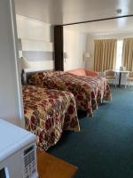 Fish Tales Boardwalk Inn &amp; Ocean Mecca Motel客房内的一张或多张床位