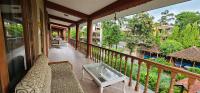 Jungle Safari Lodge- Serenity in the Wild的阳台或露台
