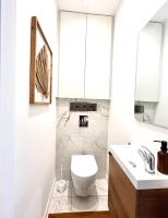 尼斯Cœur d&#39;Azur Appartement的带马桶和水槽的白色浴室