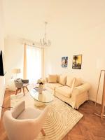 尼斯Cœur d&#39;Azur Appartement的带沙发和桌子的客厅