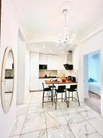 尼斯Cœur d&#39;Azur Appartement的配有桌椅的厨房和餐厅