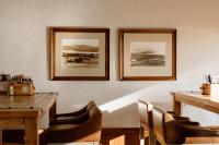 Edgewater Hotel的休息区