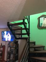 Hostel Tu Espacio RE - Casa cerca del Aeropuerto的电视和/或娱乐中心