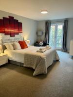 约克Central York Apartment - Skeldergate YO1的一间卧室，有一张大床，上面有枕头