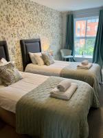 约克Central York Apartment - Skeldergate YO1的一间有三张床和毛巾的房间