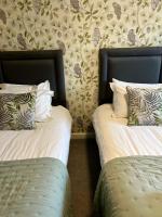 约克Central York Apartment - Skeldergate YO1的房间里有两张并排的床